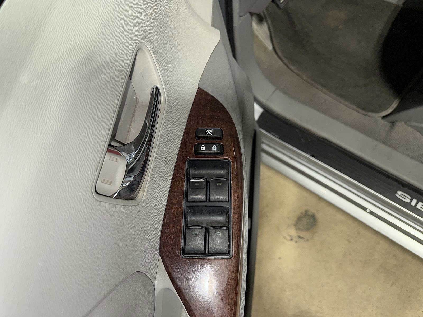 Thumbnail: 2011 Toyota Sienna - 22