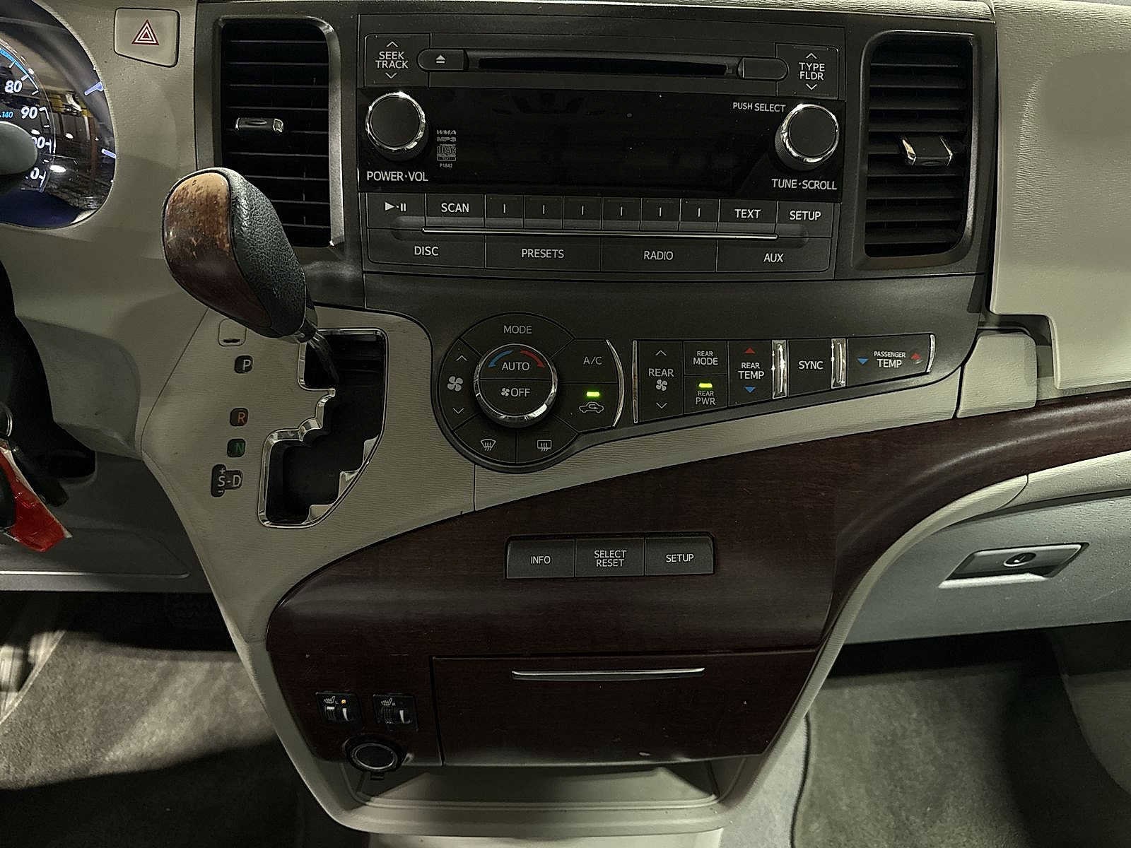 Thumbnail: 2011 Toyota Sienna - 21