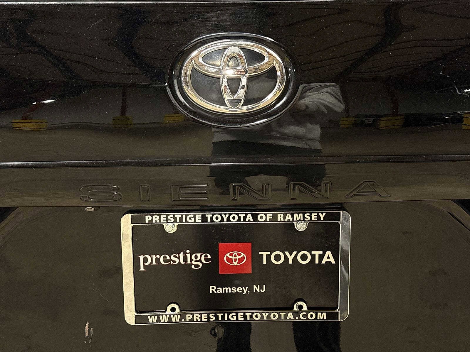 Thumbnail: 2015 Toyota Sienna - 25