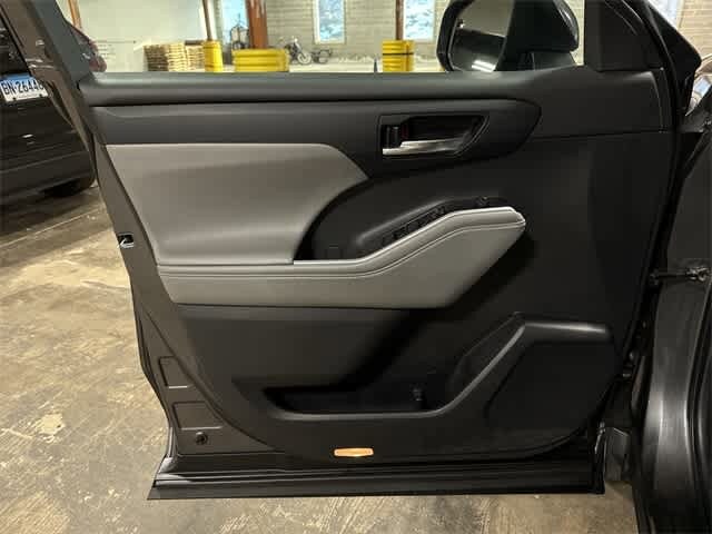 Thumbnail: 2022 Toyota Highlander - 31