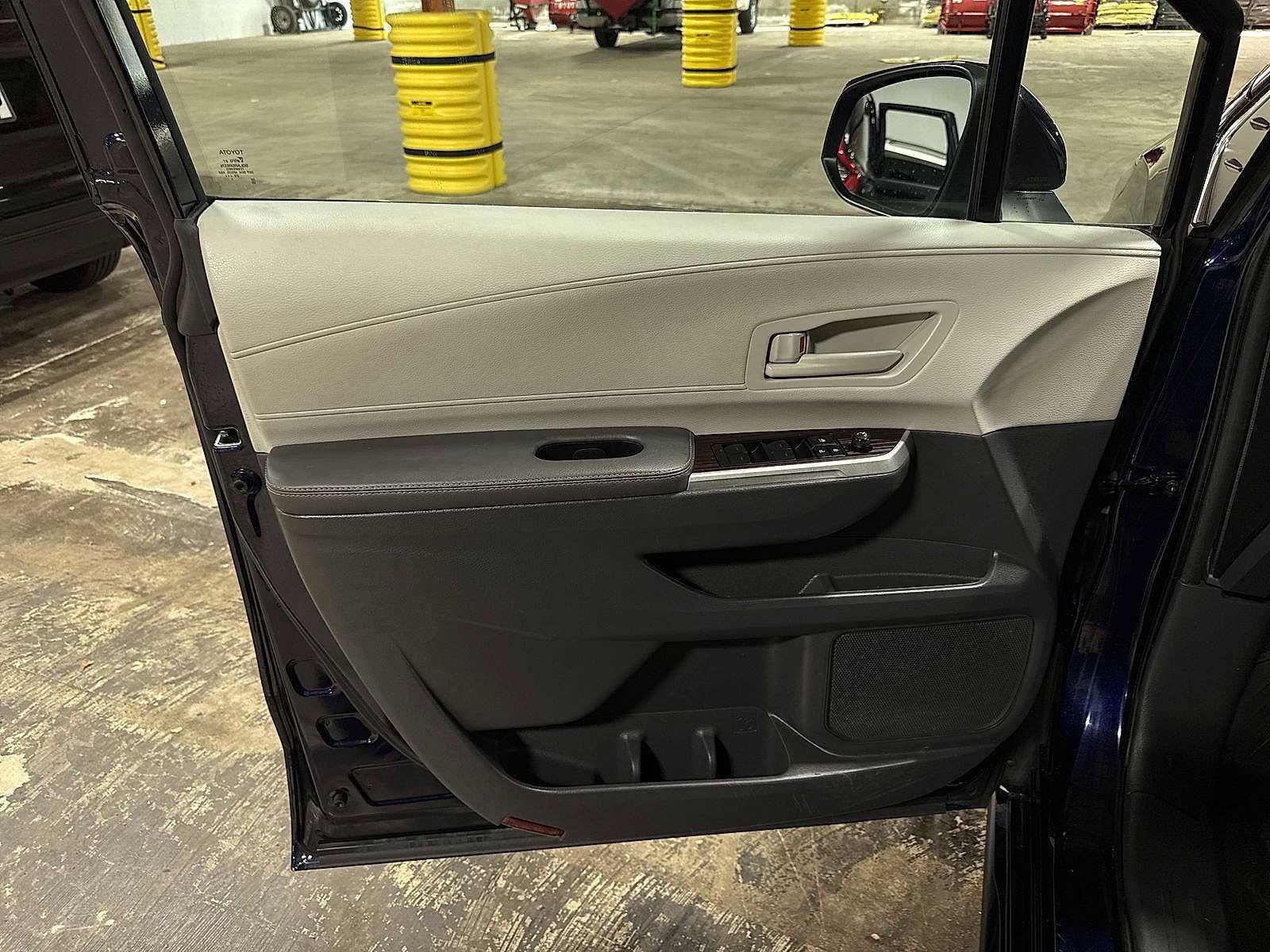 Thumbnail: 2023 Toyota Sienna - 30