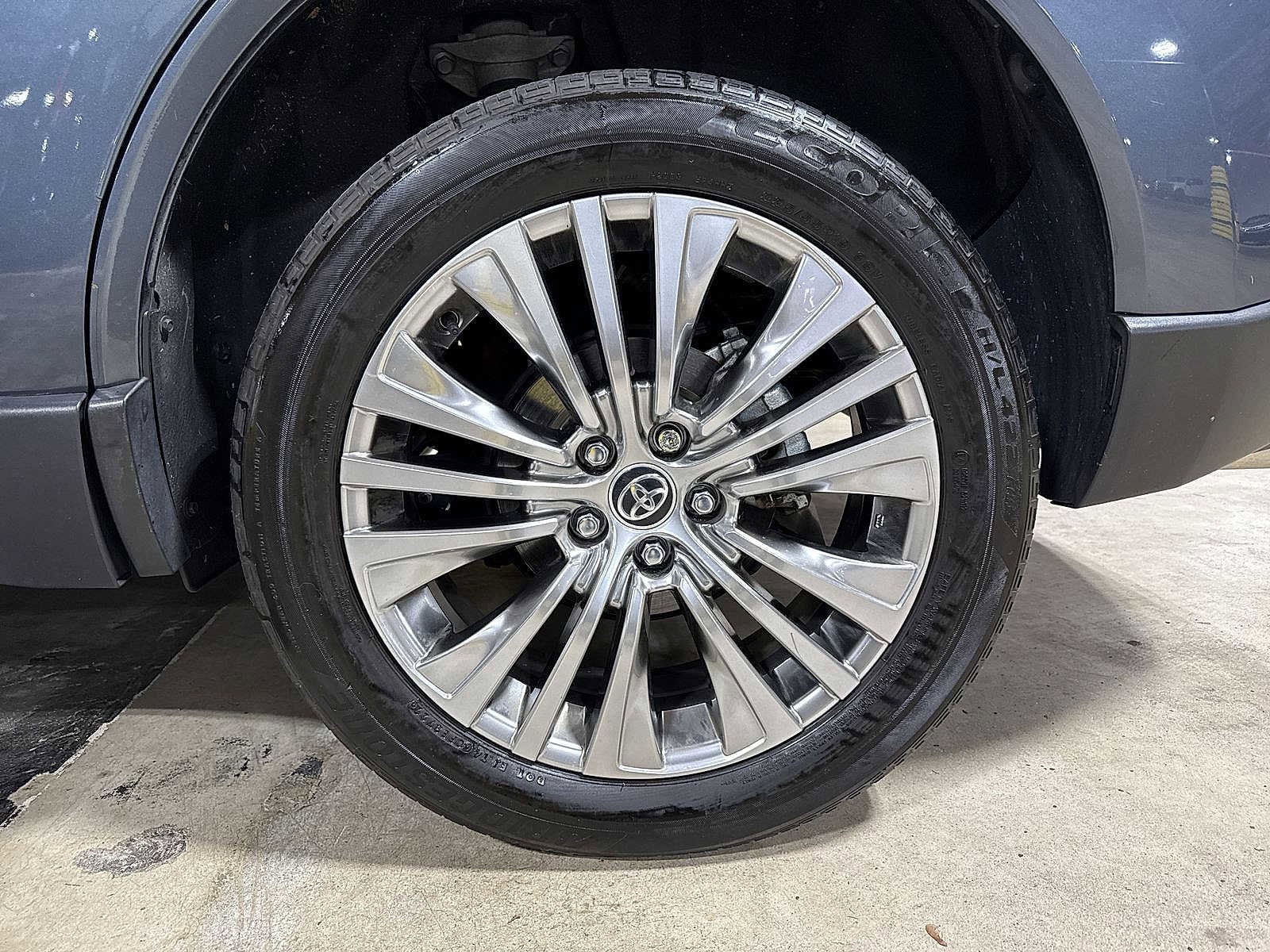 Thumbnail: 2022 Toyota Venza - 10