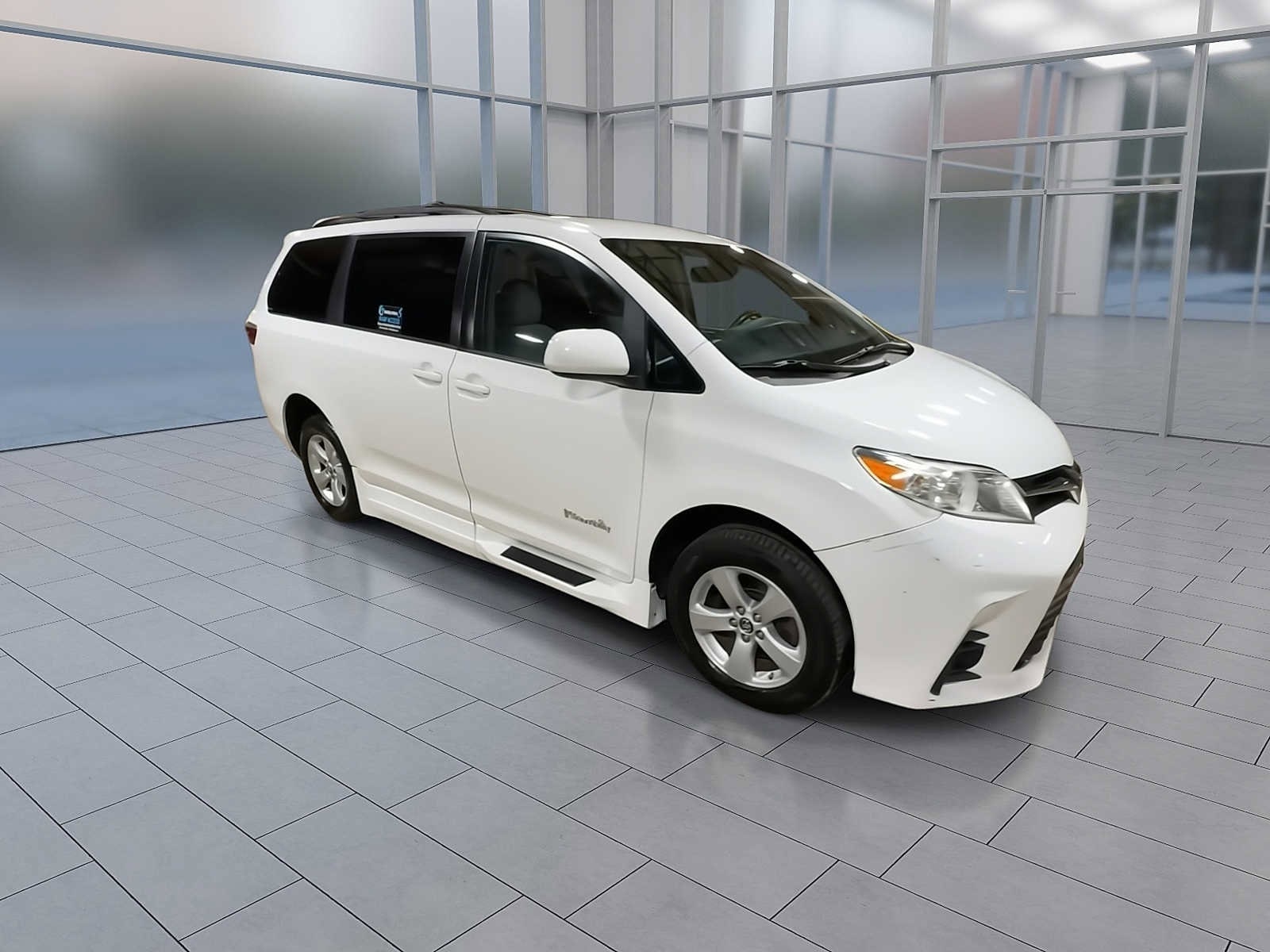 Thumbnail: 2018 Toyota Sienna - 2