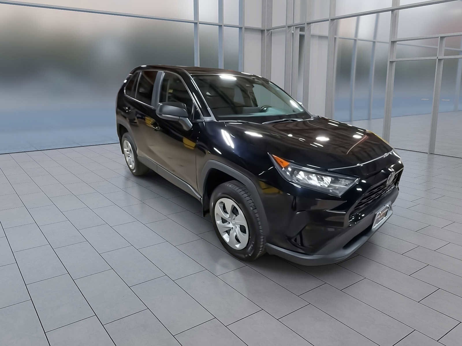 2022 Toyota RAV4 LE photo 2