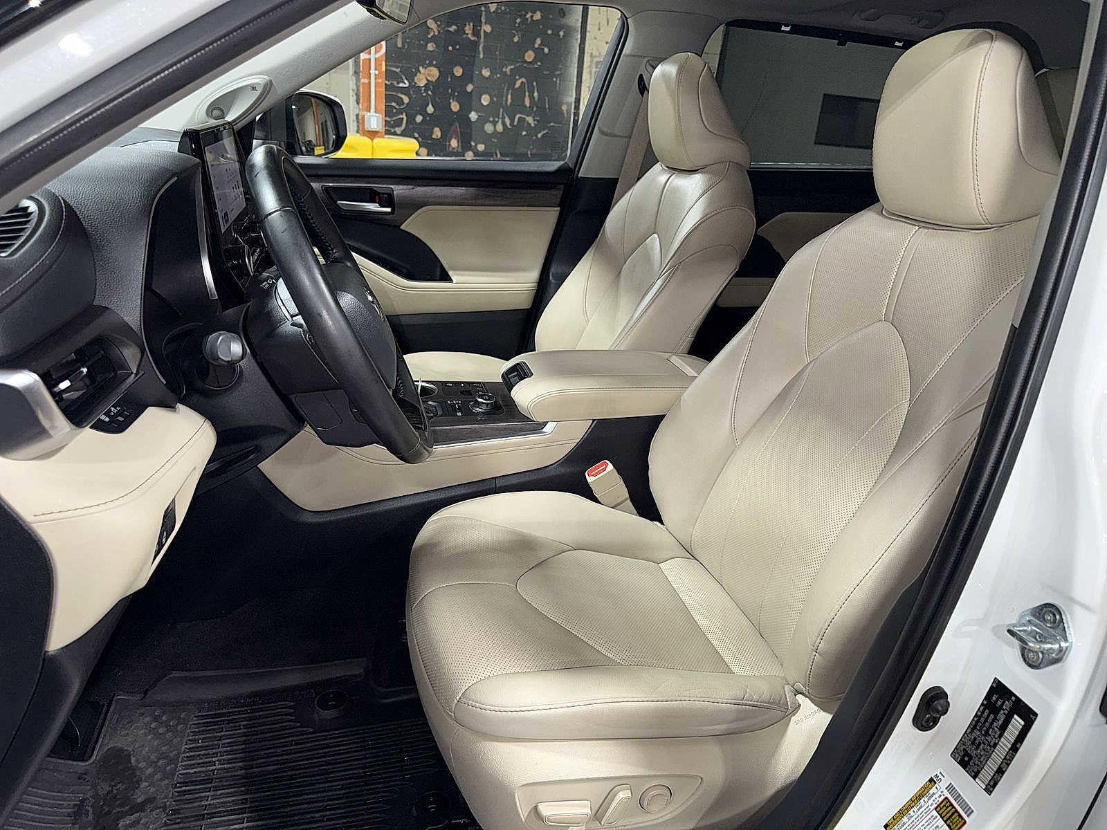 Thumbnail: 2023 Toyota Highlander - 14