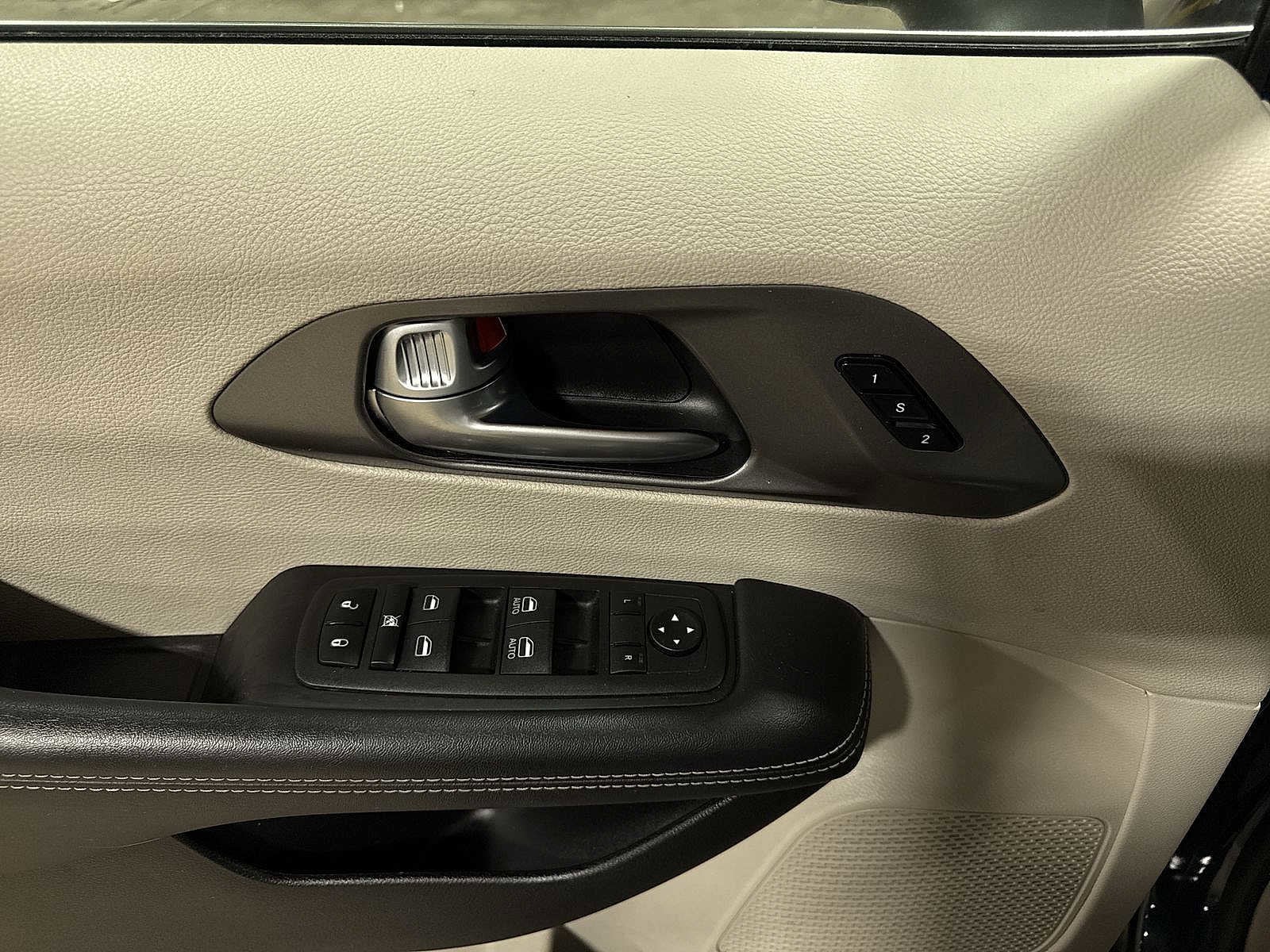 Thumbnail: 2023 Chrysler Pacifica - 23