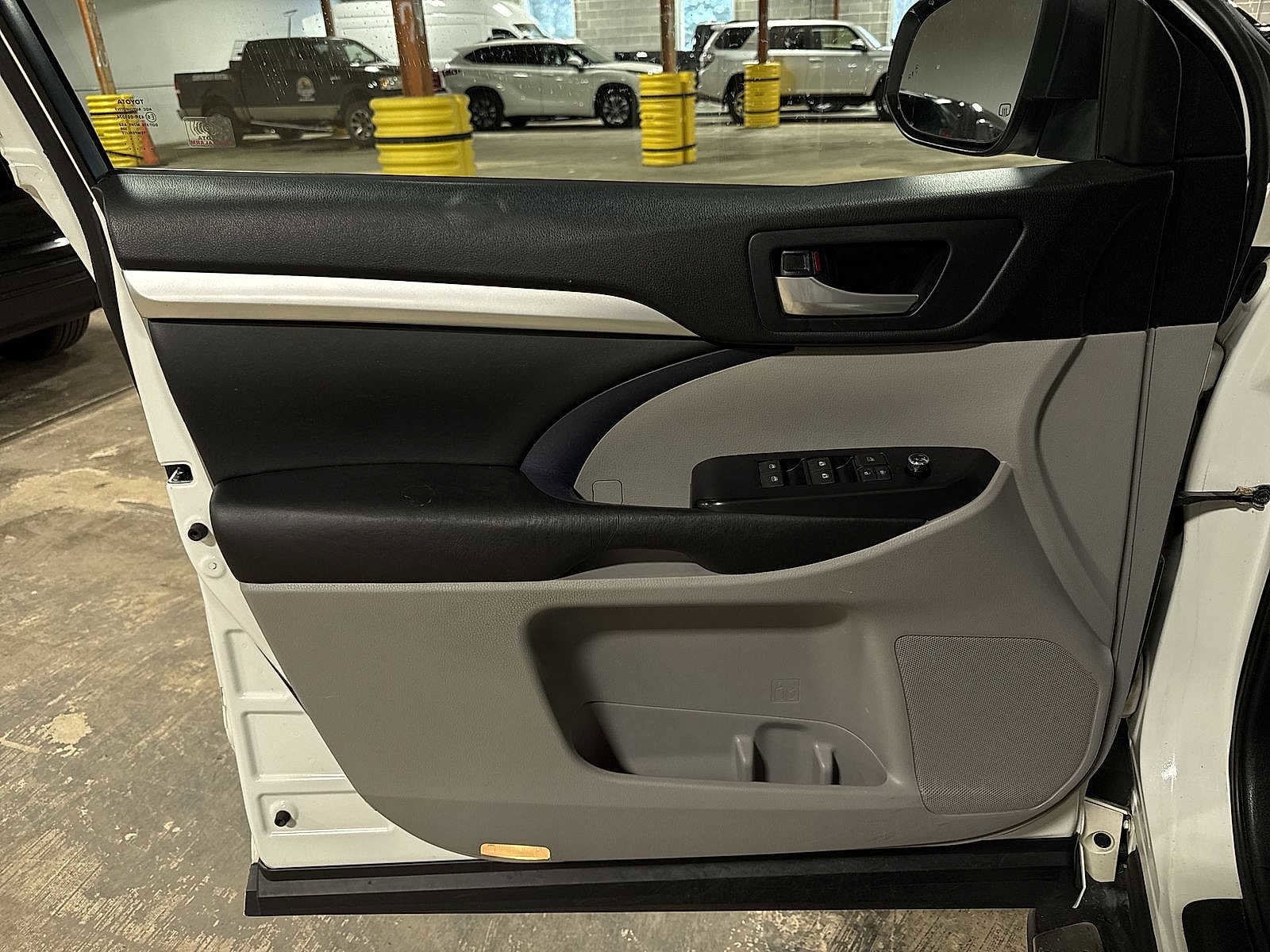 Thumbnail: 2017 Toyota Highlander - 32