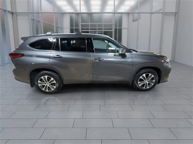 Thumbnail: 2022 Toyota Highlander - 9