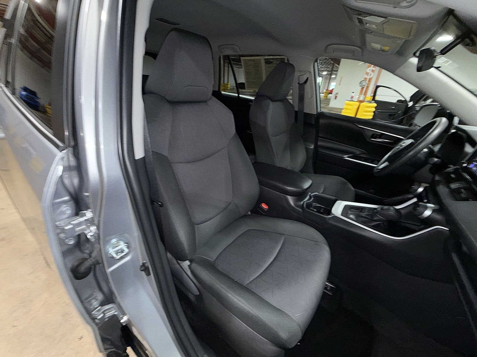 2025 Toyota RAV4 XLE - Photo 15