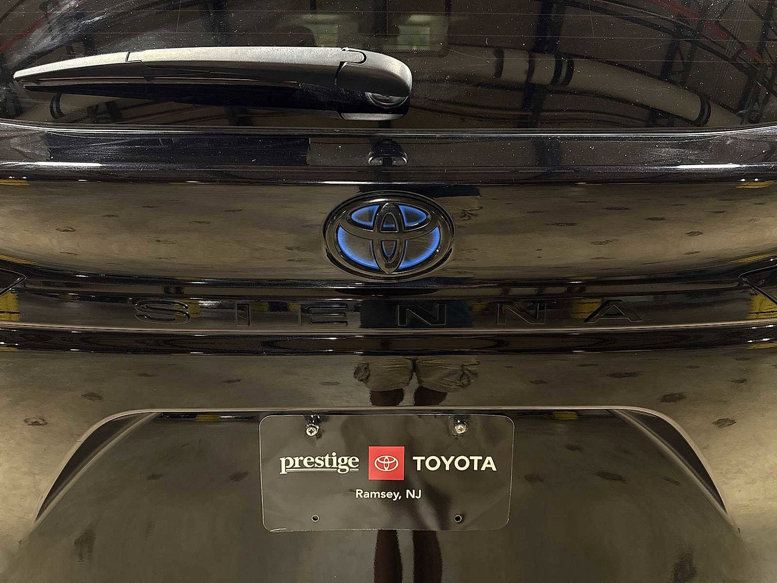 Thumbnail: 2022 Toyota Sienna - 28