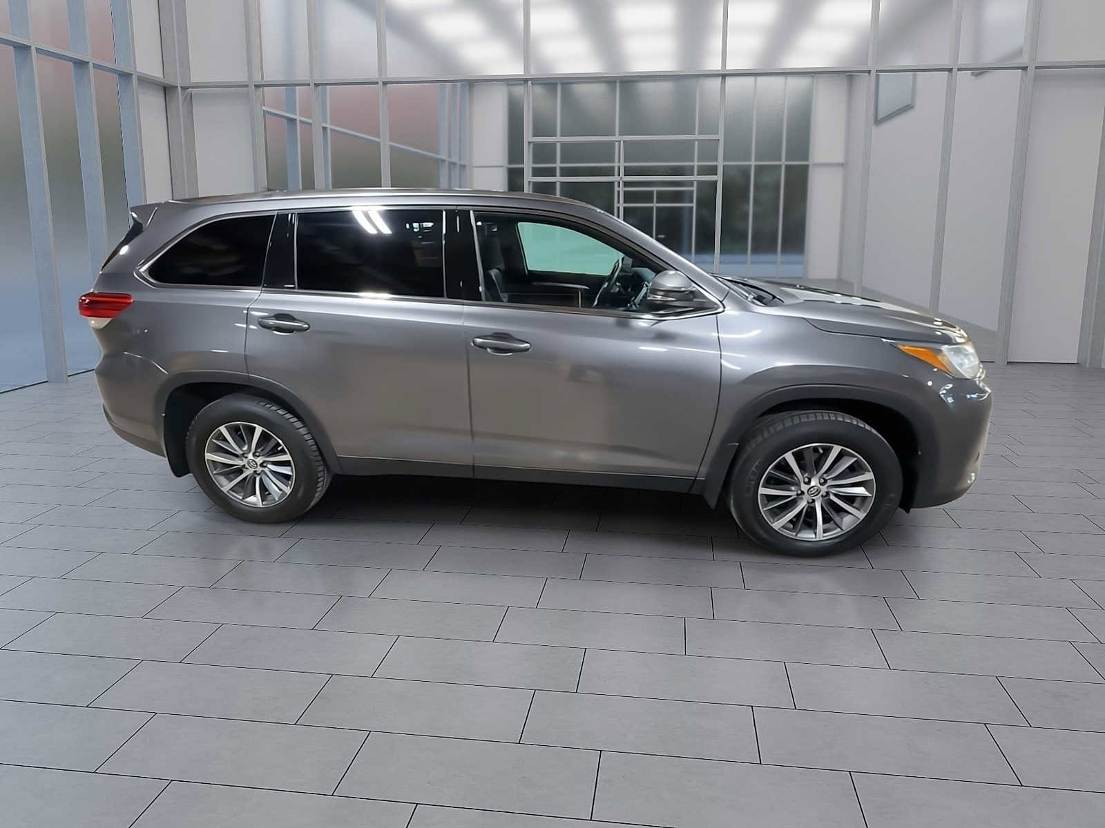 Thumbnail: 2019 Toyota Highlander - 9