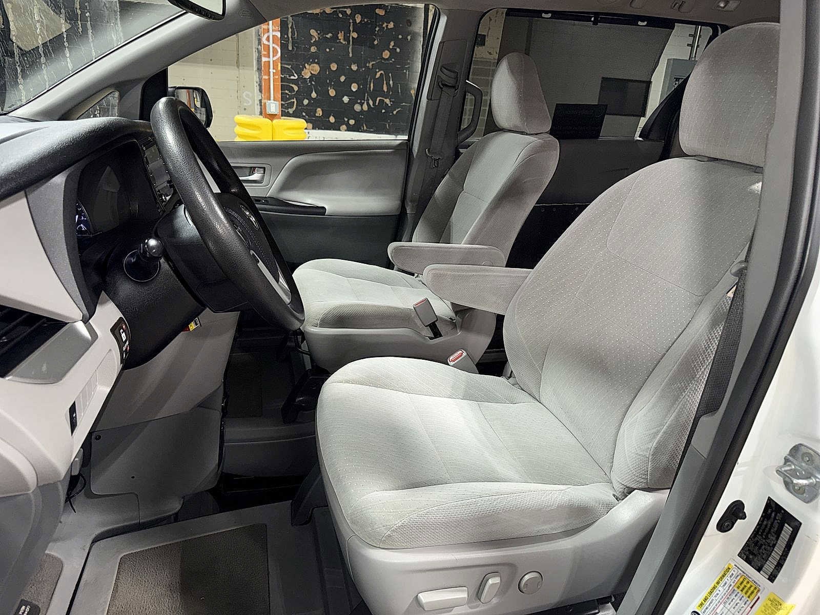 Thumbnail: 2018 Toyota Sienna - 16