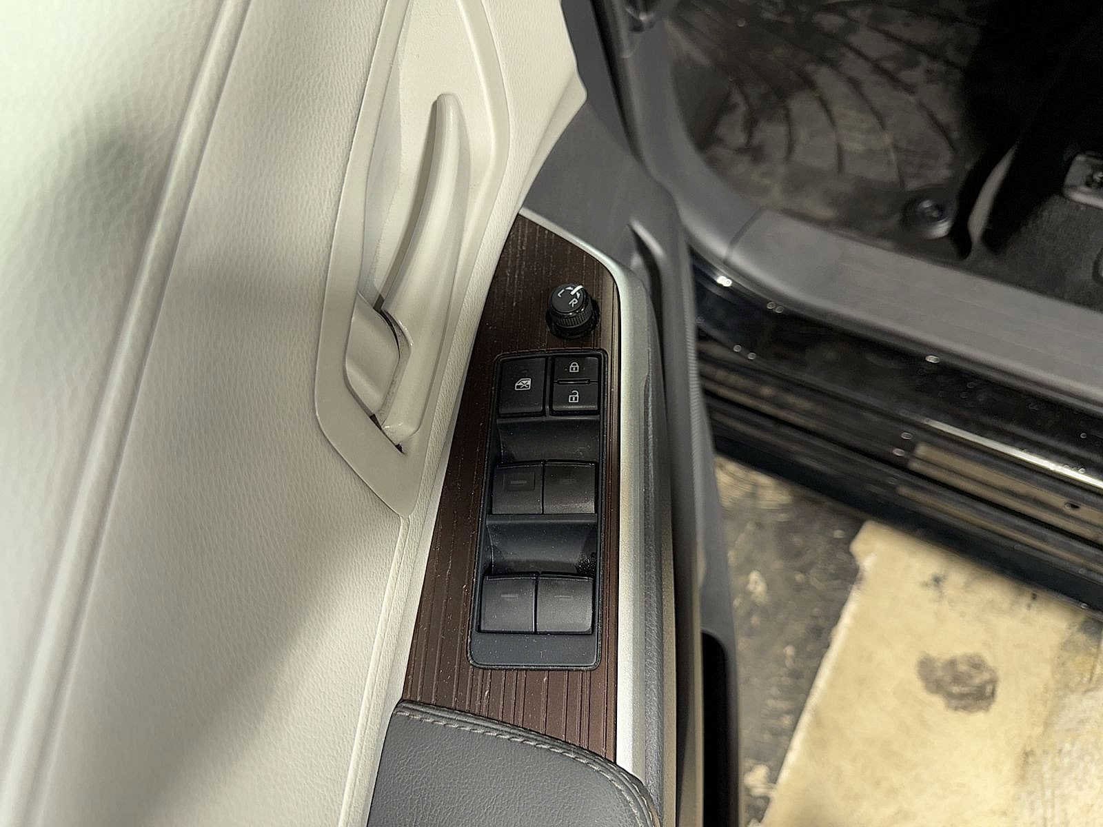 Thumbnail: 2022 Toyota Sienna - 23