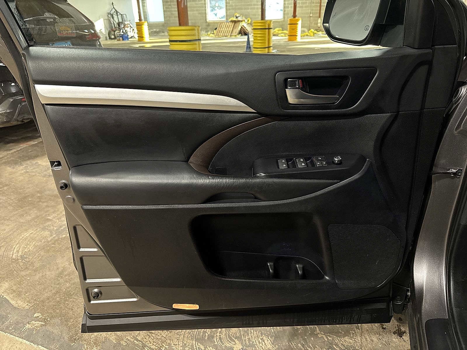 Thumbnail: 2019 Toyota Highlander - 32