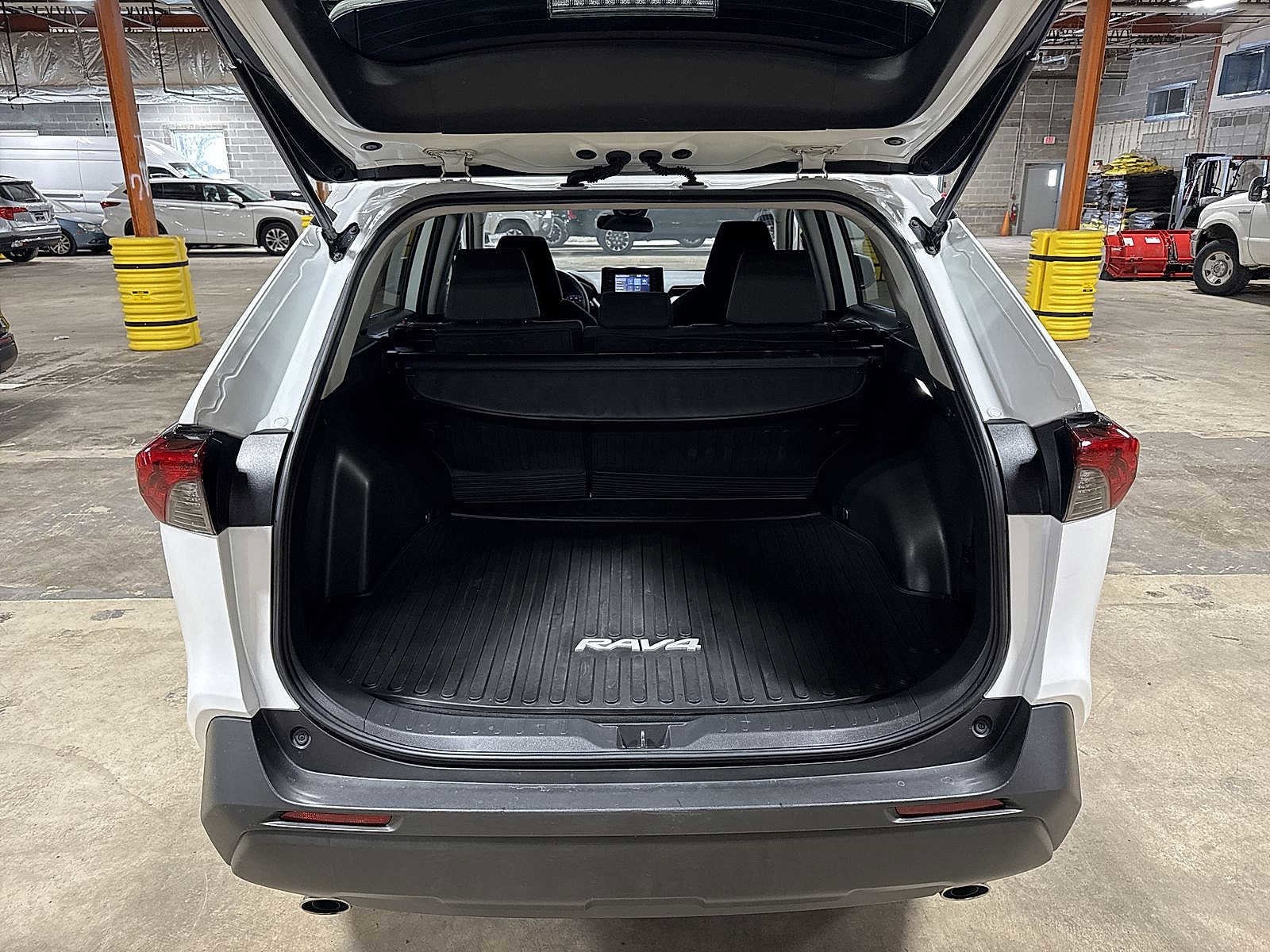 Thumbnail: 2022 Toyota RAV4 - 11