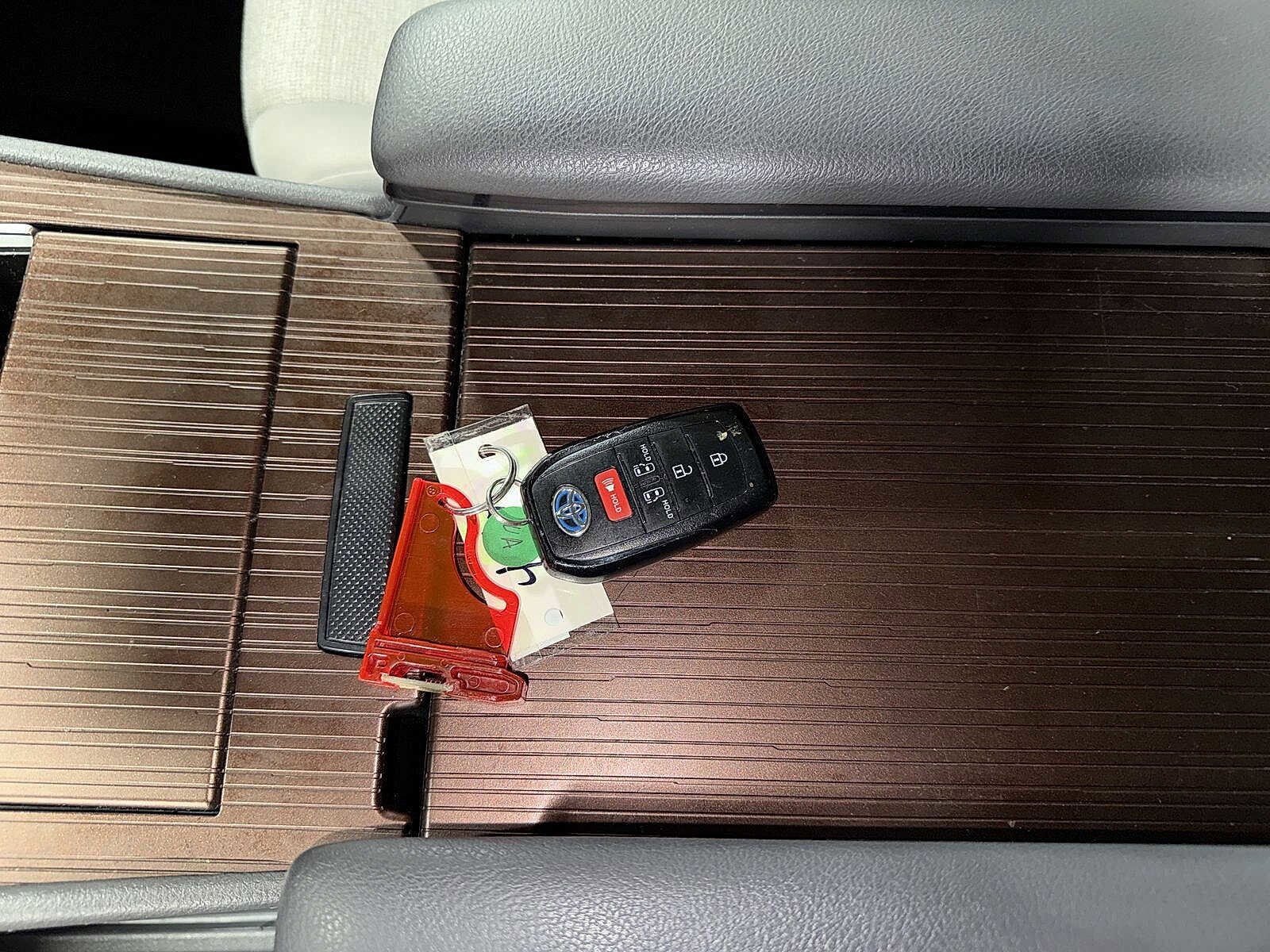 Thumbnail: 2021 Toyota Sienna - 32