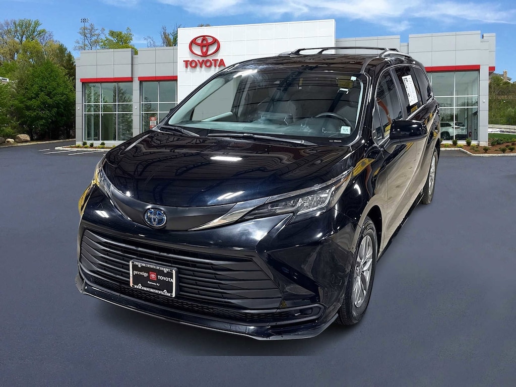 Certified 2022 Toyota Sienna LE 8 Passenger Van Passenger Van