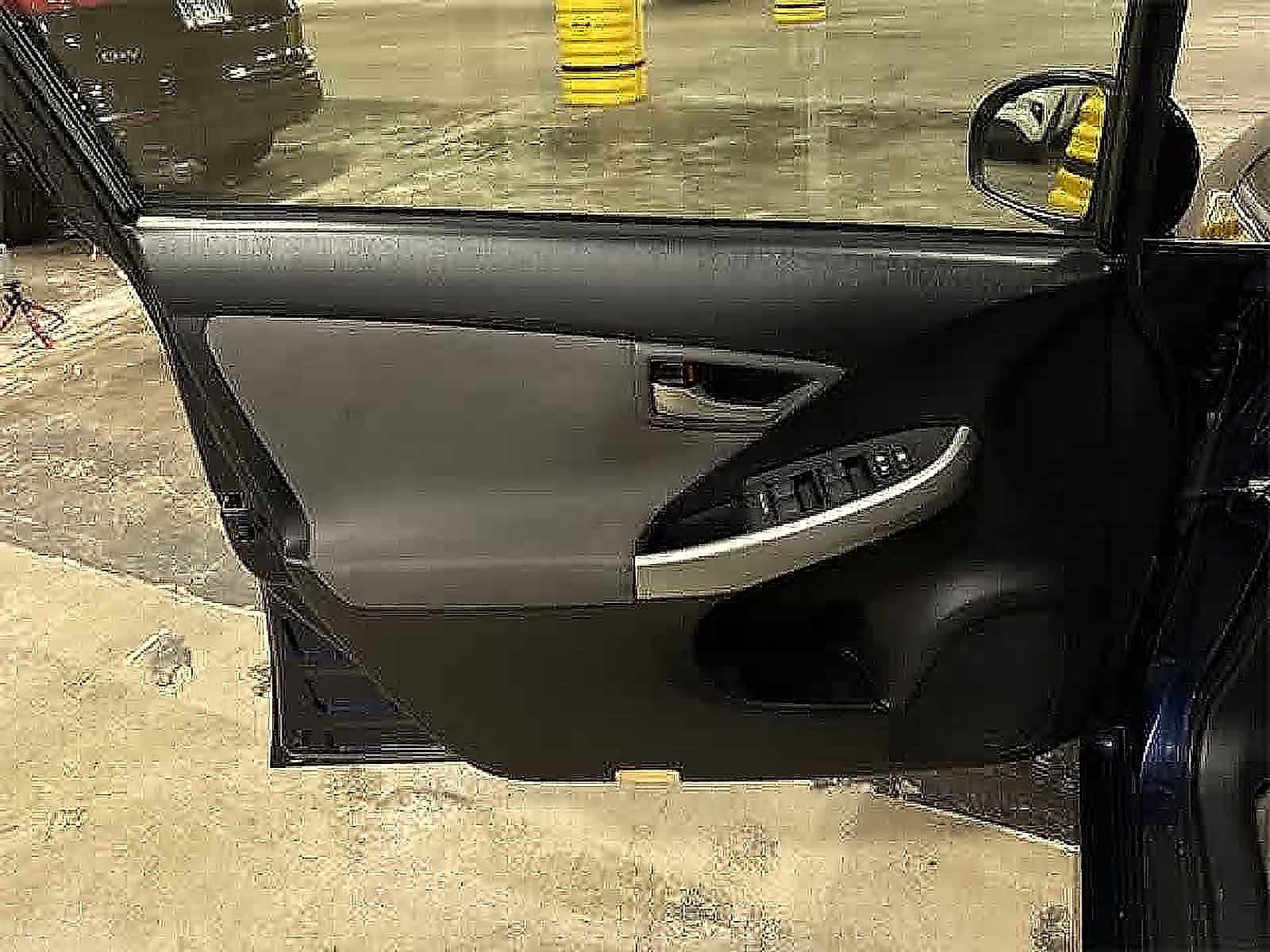 Thumbnail: 2015 Toyota Prius - 32