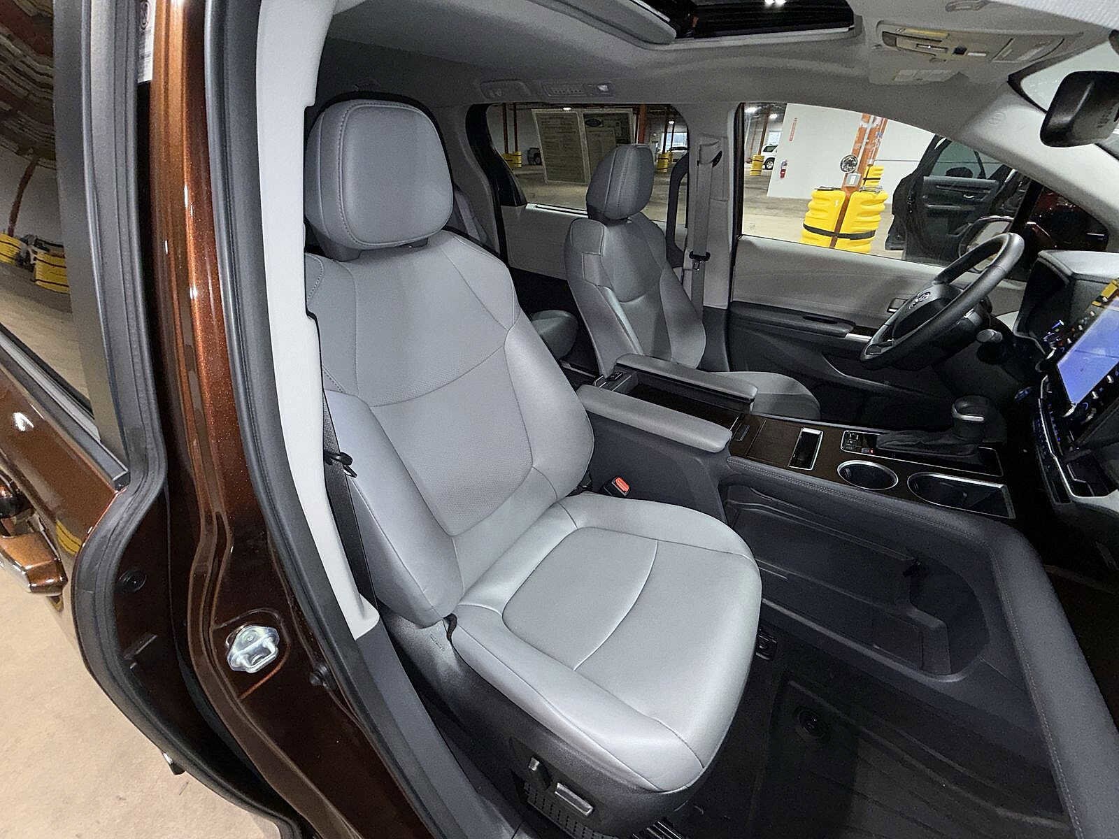 Thumbnail: 2023 Toyota Sienna - 16