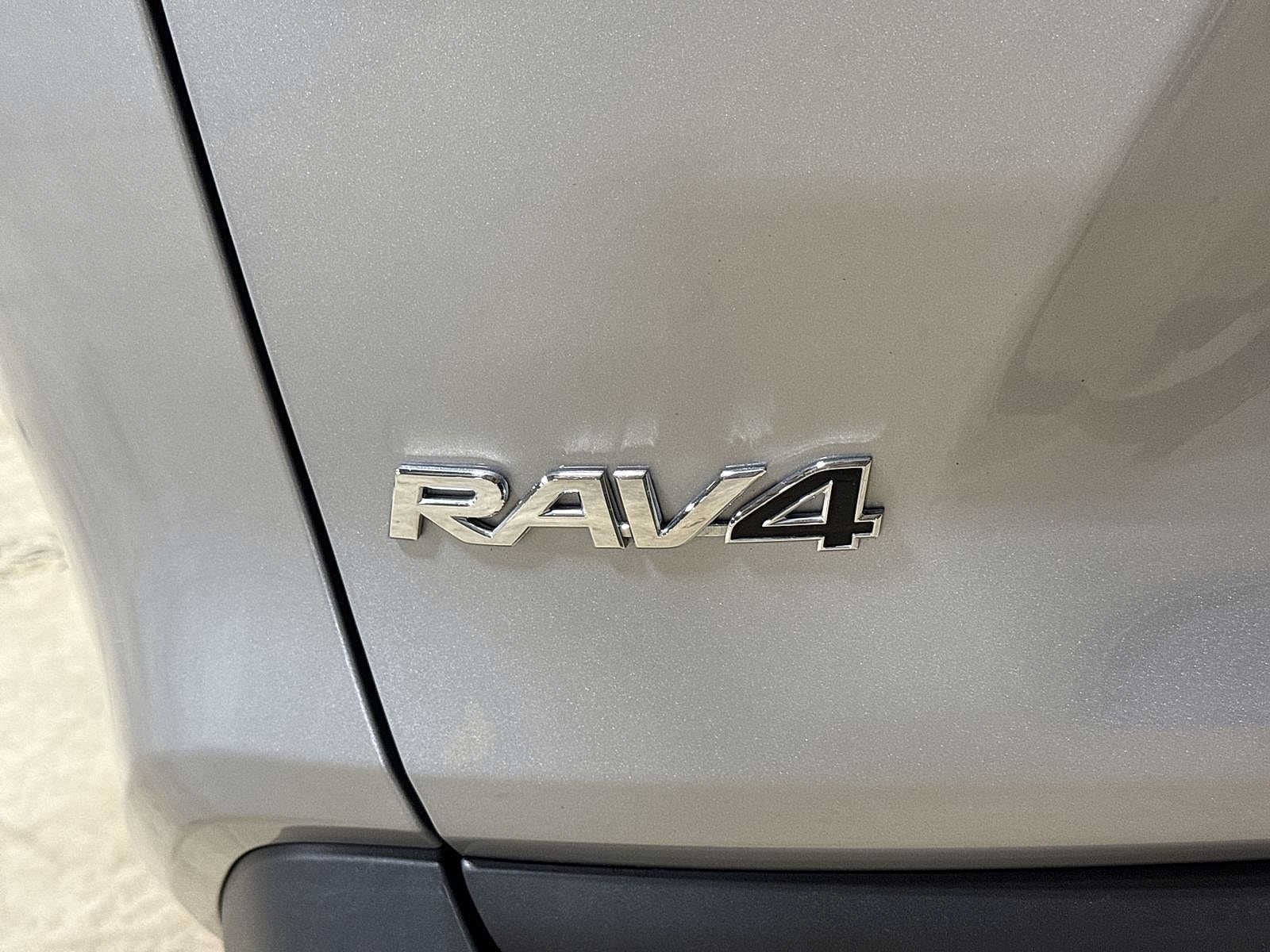 2025 Toyota RAV4 XLE - Photo 24
