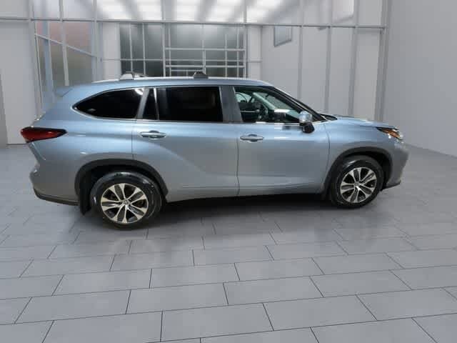 Thumbnail: 2023 Toyota Highlander - 9