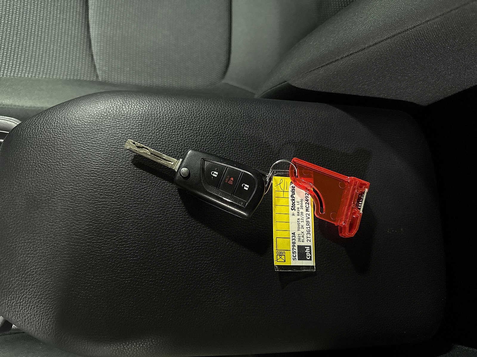 Thumbnail: 2021 Toyota RAV4 - 31