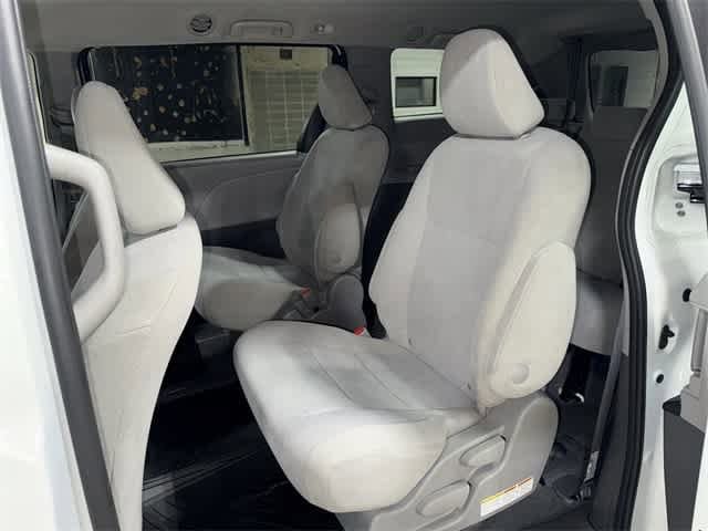 2020 Toyota Sienna SE 17