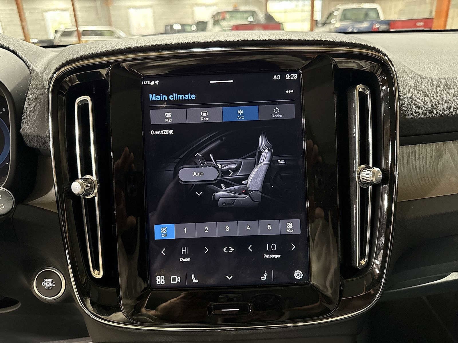 Thumbnail: 2023 Volvo XC40 - 22