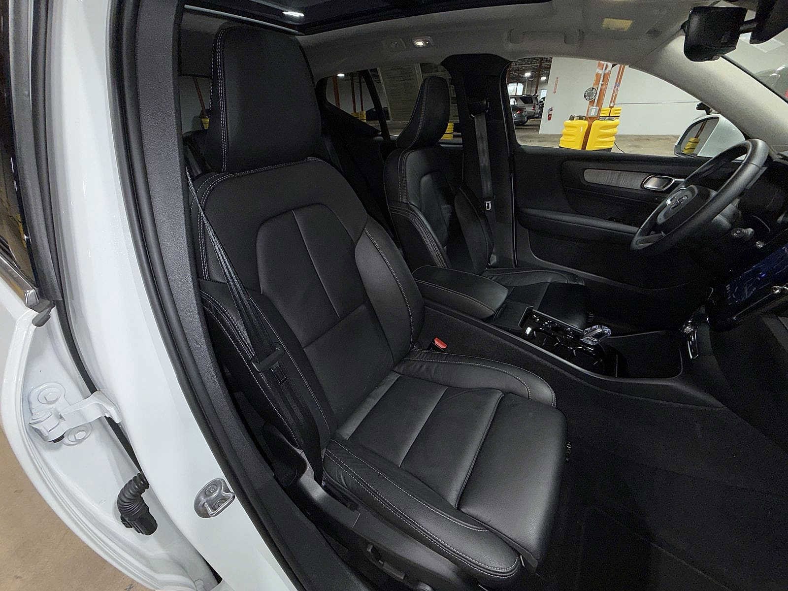 Thumbnail: 2023 Volvo XC40 - 16