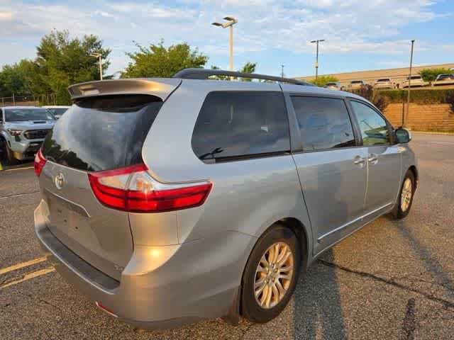 Thumbnail: 2015 Toyota Sienna - 4