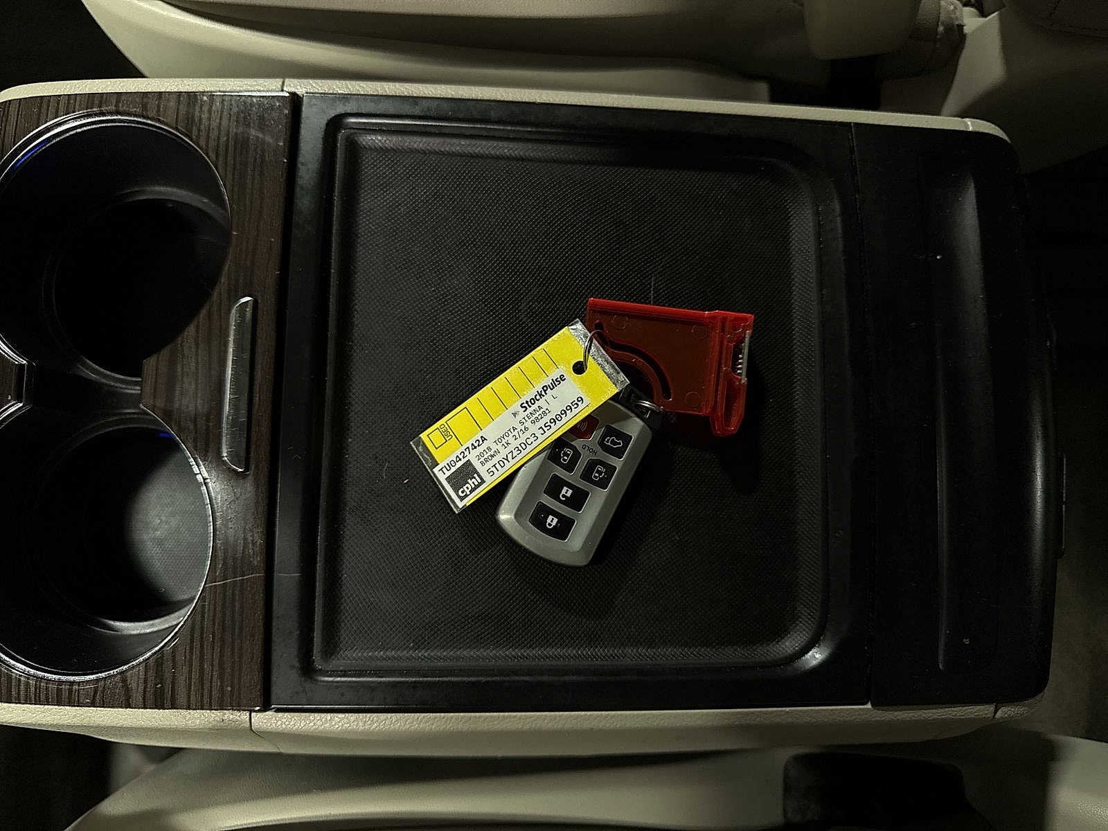 Thumbnail: 2018 Toyota Sienna - 34