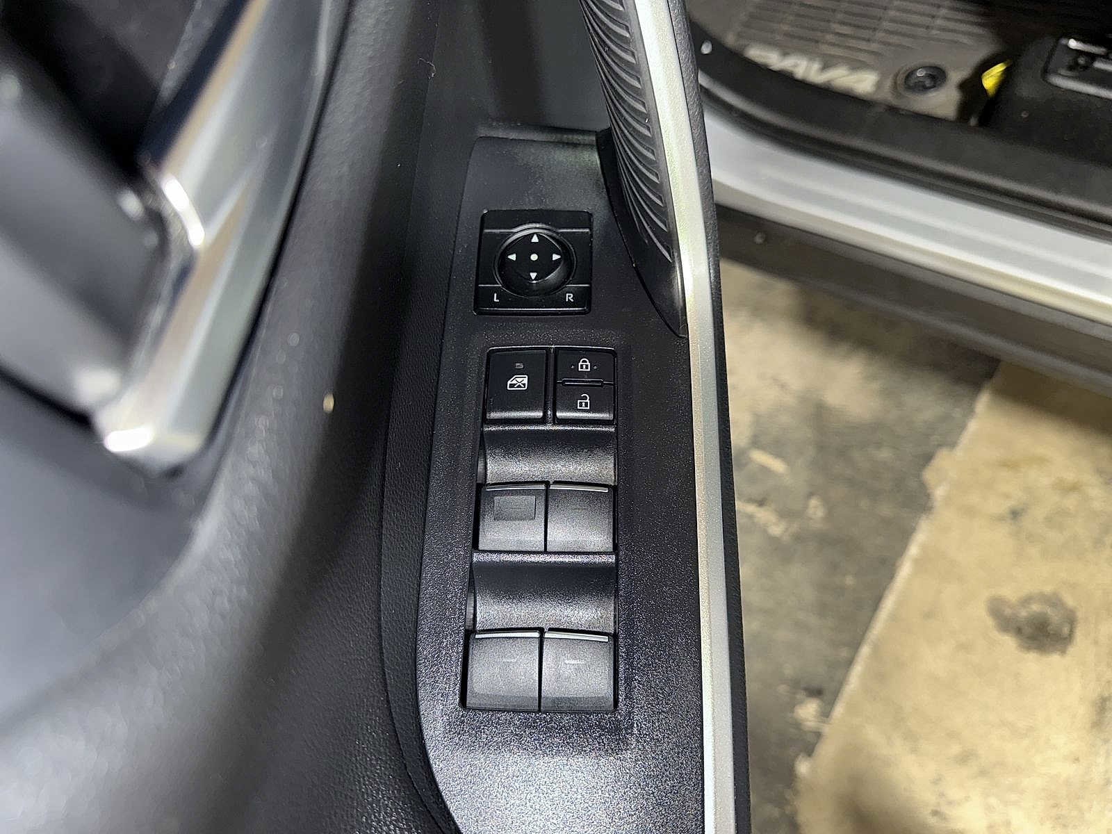 Thumbnail: 2022 Toyota RAV4 - 22