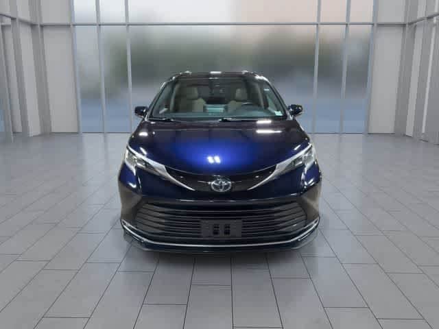 Thumbnail: 2023 Toyota Sienna - 3
