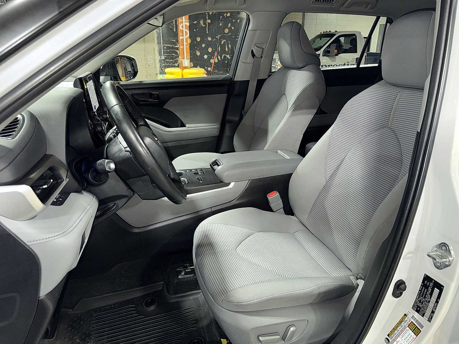 Thumbnail: 2023 Toyota Highlander - 15