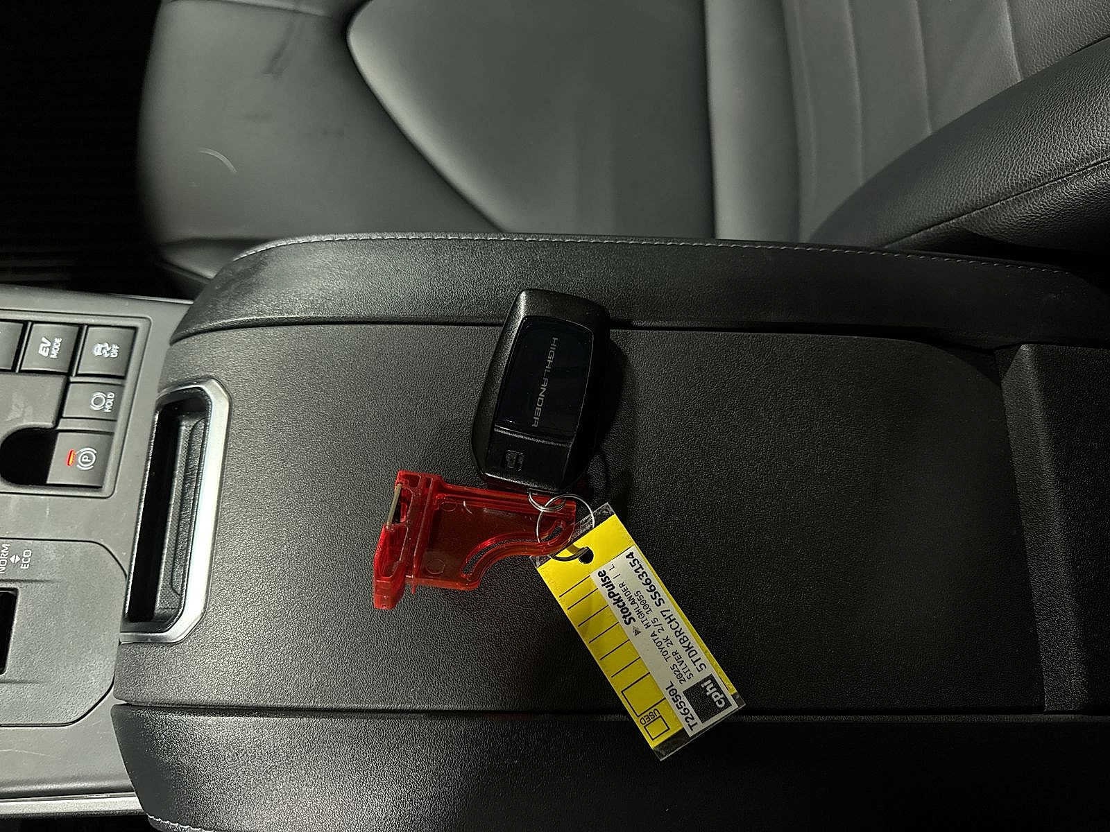 Thumbnail: 2025 Toyota Highlander - 35