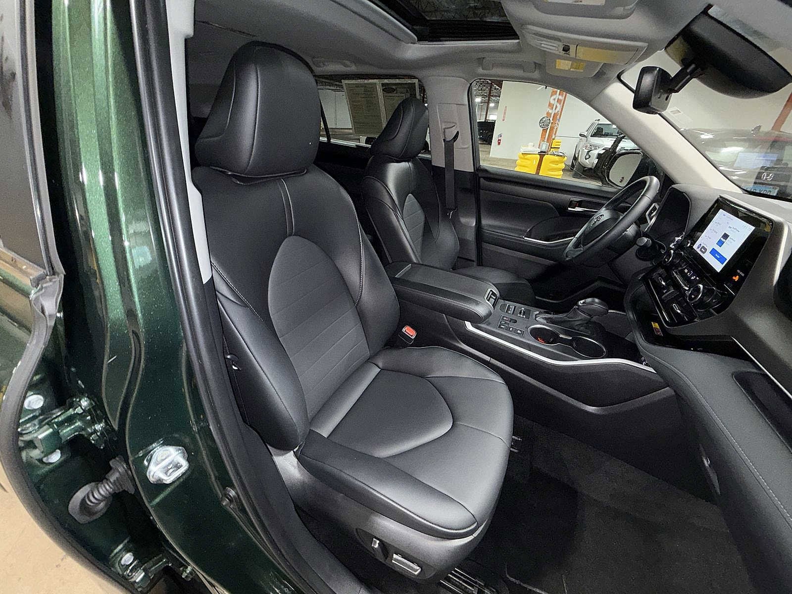 Thumbnail: 2025 Toyota Highlander - 16