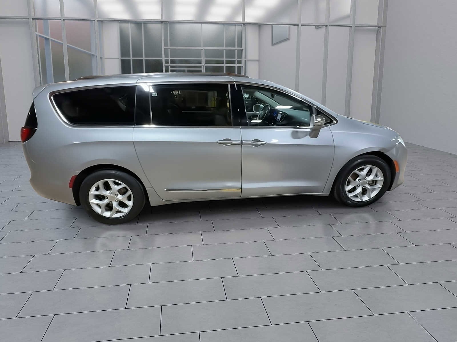 Thumbnail: 2019 Chrysler Pacifica - 9