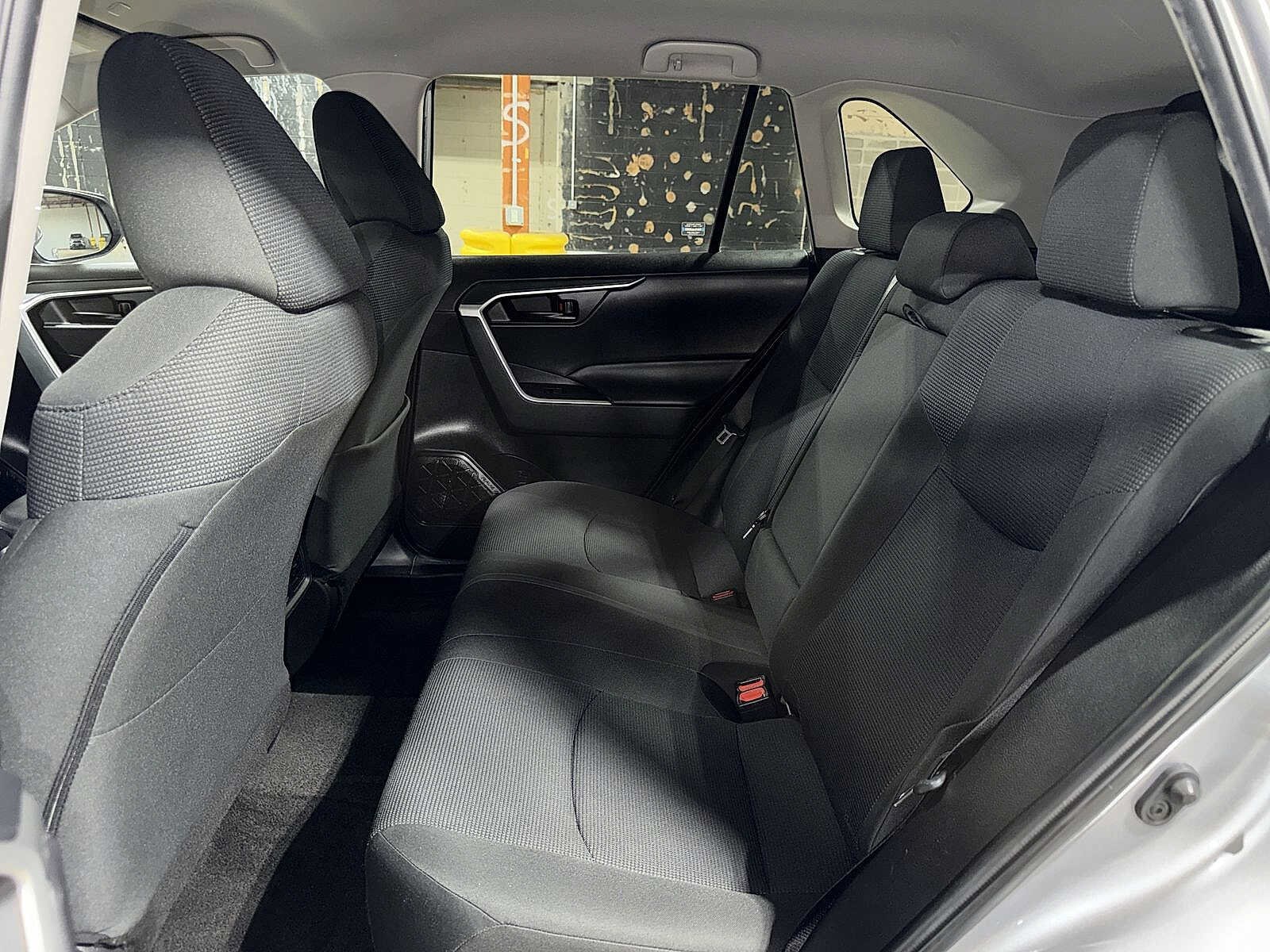 2023 Toyota RAV4 LE - Photo 17