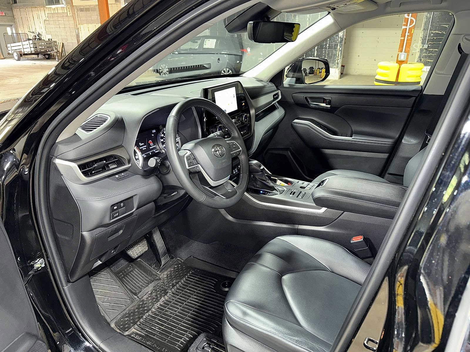 Thumbnail: 2023 Toyota Highlander - 30