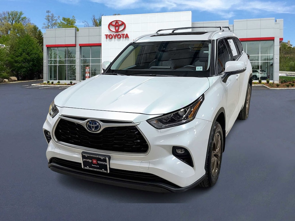 Certified 2022 Toyota Highlander Hybrid XLE Bronze SUV