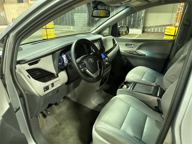 Thumbnail: 2015 Toyota Sienna - 30