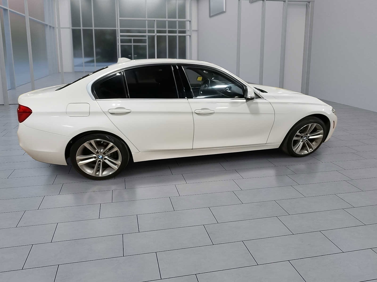 Thumbnail: 2017 BMW 3 Series - 9