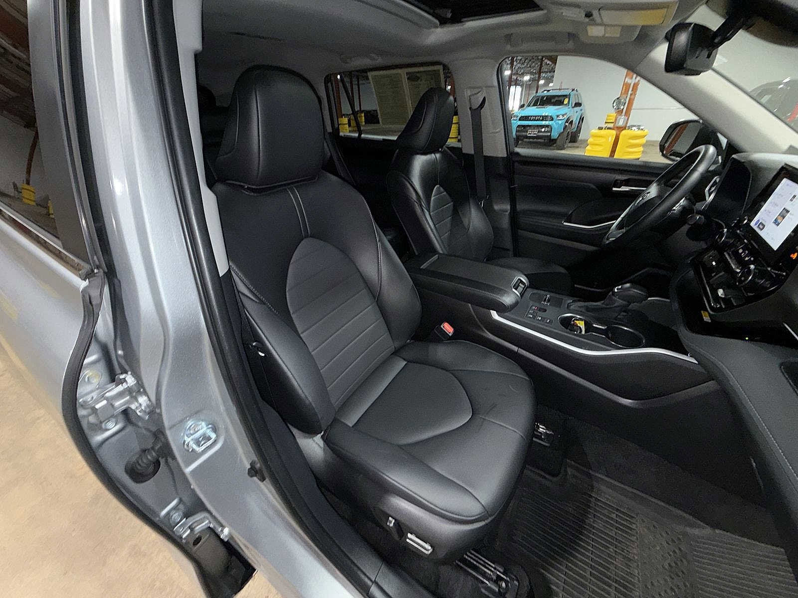 Thumbnail: 2025 Toyota Highlander - 16