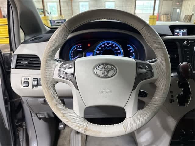Thumbnail: 2011 Toyota Sienna - 18