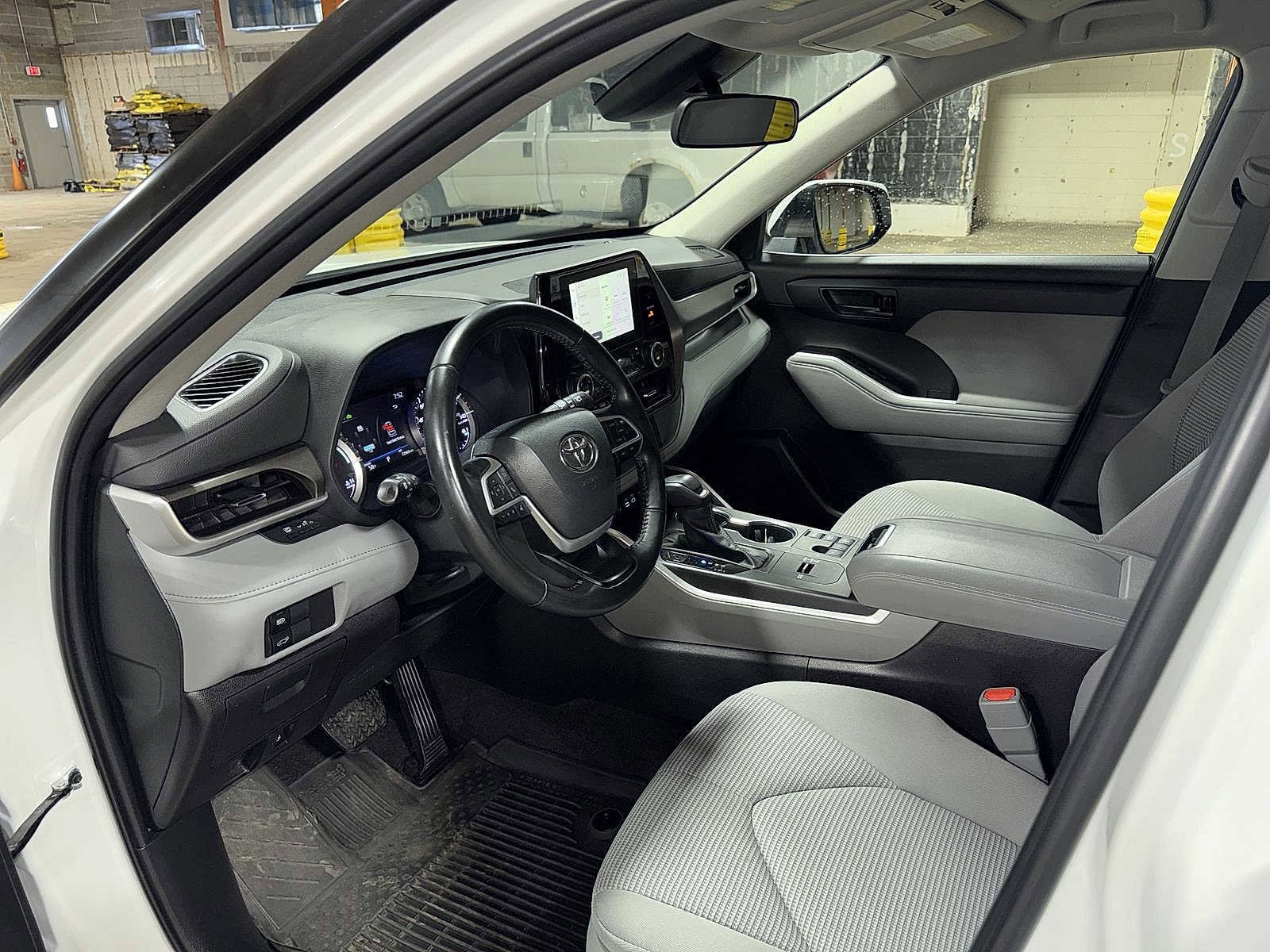 Thumbnail: 2023 Toyota Highlander - 31