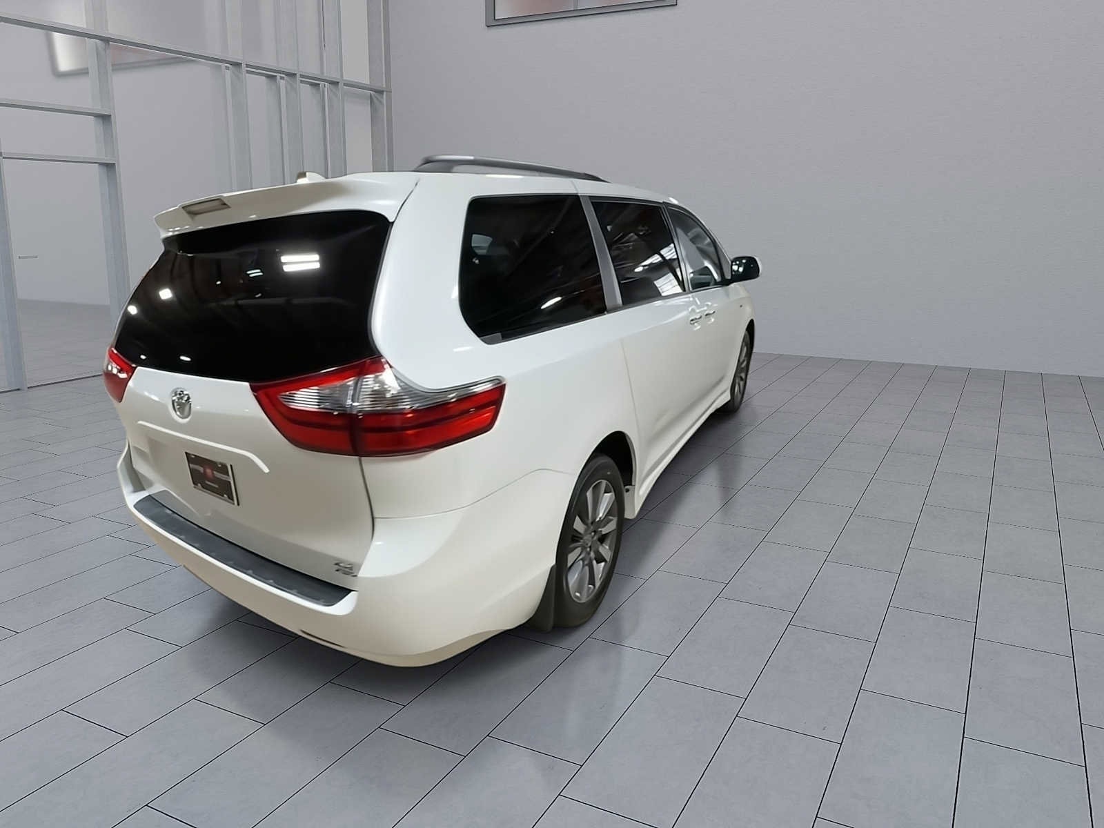 Thumbnail: 2020 Toyota Sienna - 8