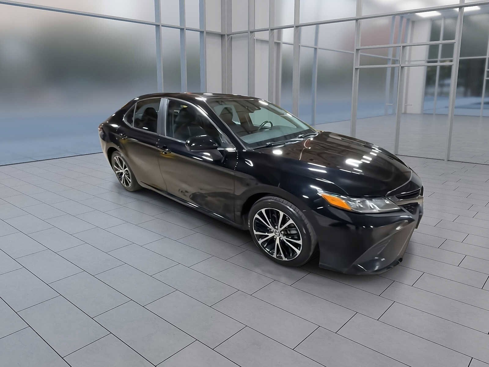 2019 Toyota Camry SE photo 2