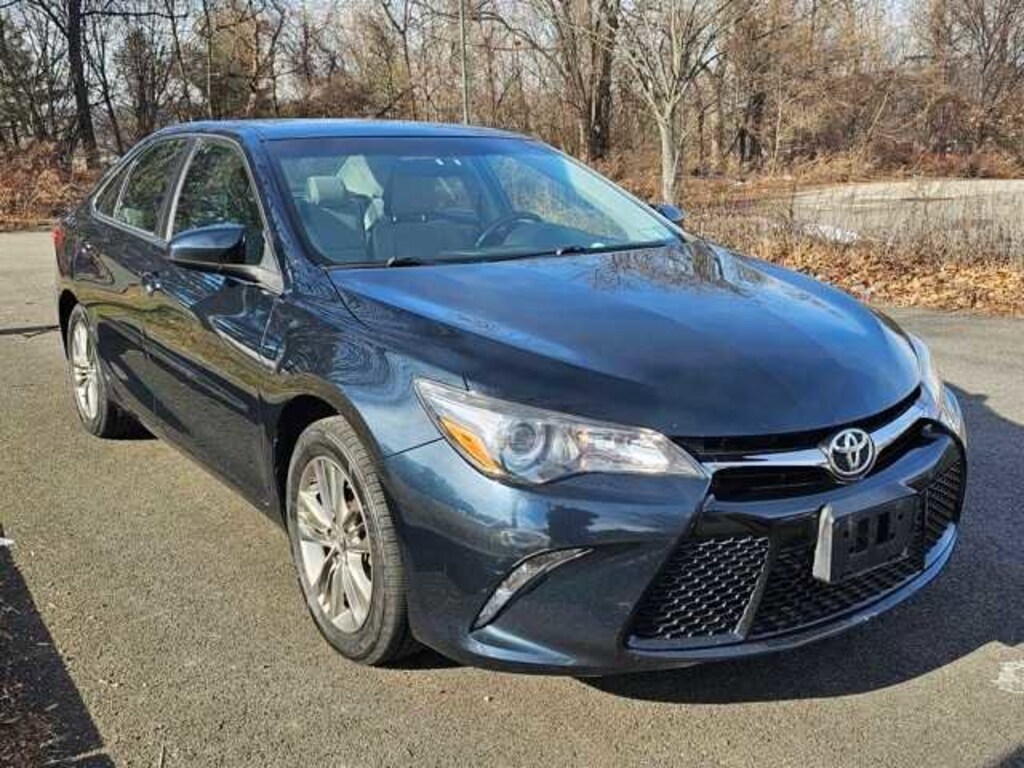 Used 2017 Toyota Camry SE Sedan