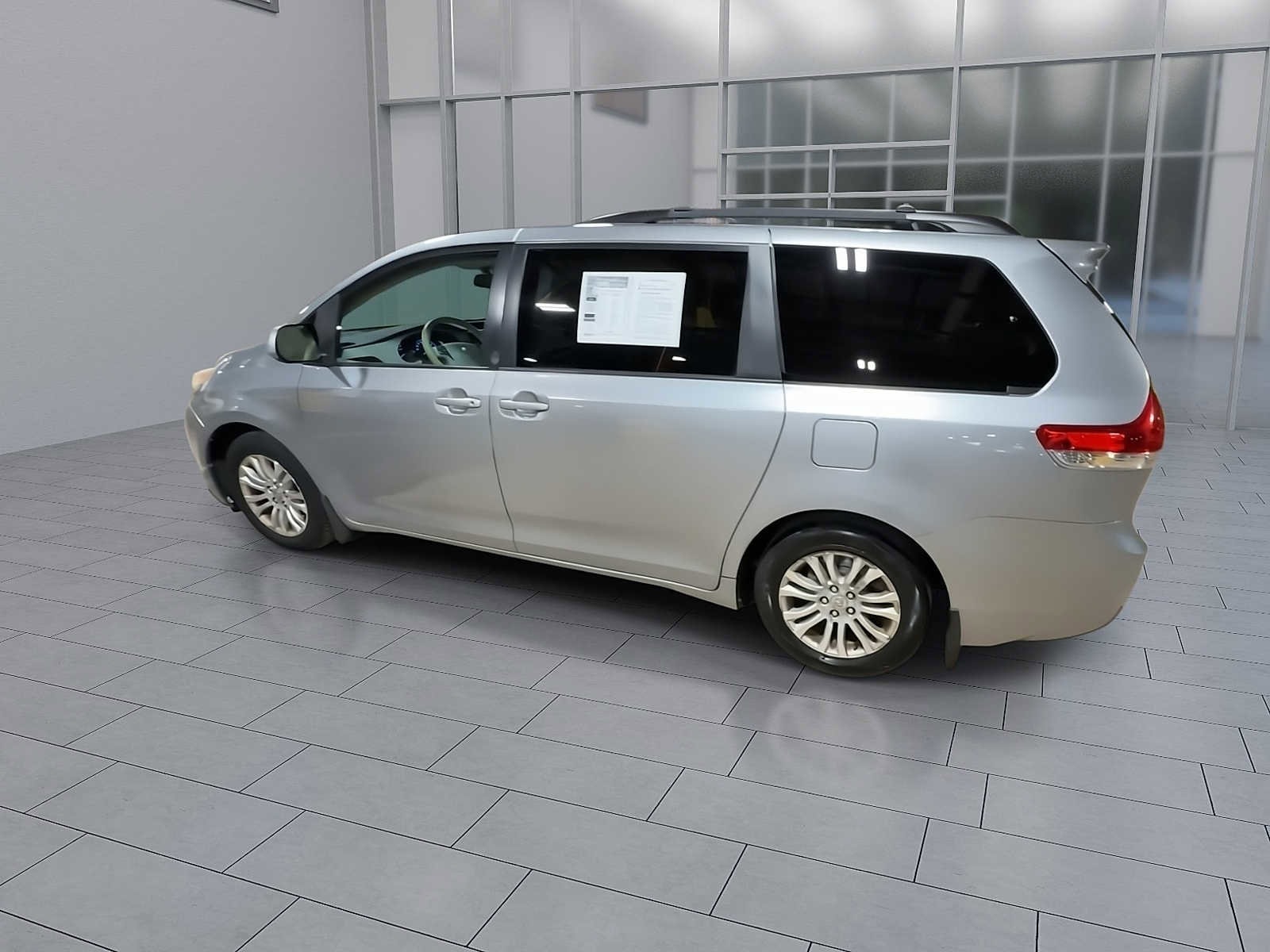 Thumbnail: 2011 Toyota Sienna - 6