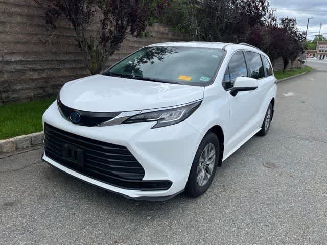 2022 Toyota Sienna LE 8-Passenger Hybrid FWD's photo